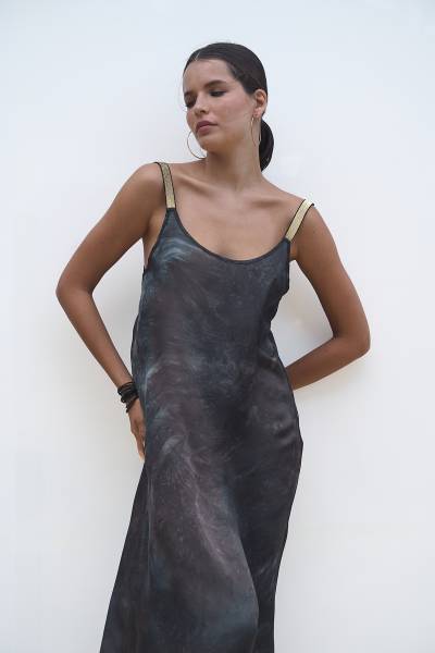 Robe longue fluide à imprimé avec bretelles dorées macramé dos nu Alia Black Malt