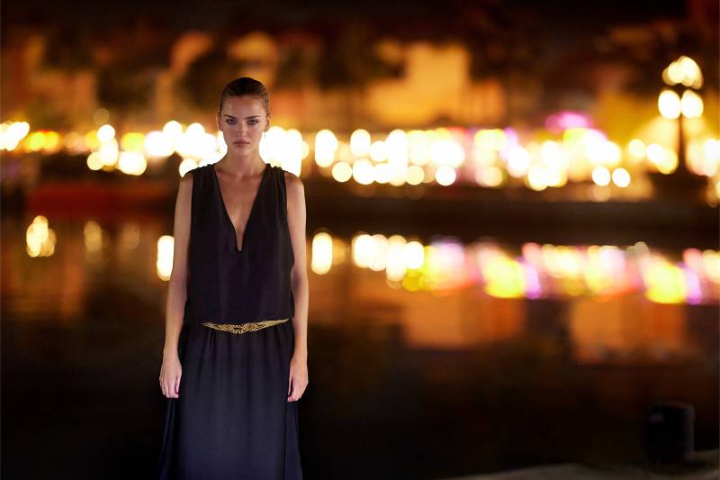 robe longue noir décolleté plongeant en v avec détails dorés