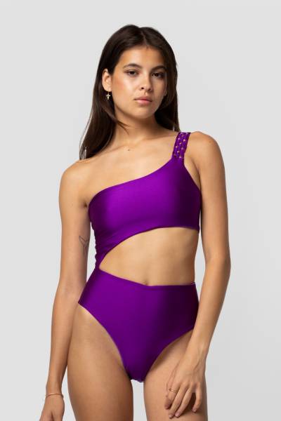 Maillot de bain une pièce Ariane asymétrique violet brillant avec une bretelle en macramé et découpe sur le coté
