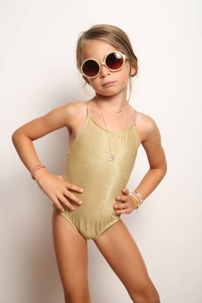 Maillot de bain une pièce pour enfant doré à paillettes avec bretelles ajustables et croisées dans le dos Lilou gold sun lurex