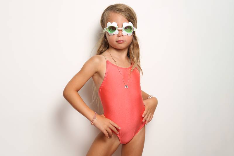 Maillot de bain 1 pièce enfant rose pailleté, effet satiné, avec bretelles ajustables et croisées dans le dos Lilou pink shiny