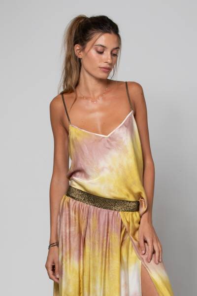 Ensemble jupe longue fendue et fluide à imprimé avec ceinture dorée pailleté et top caraco avec décolleté en V et bretelles dorées Tosca Desierto