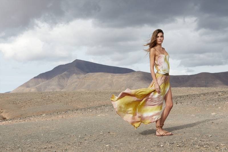 Ensemble à imprimé top à bretelles dorées et jupe longue et fluide Tosca Desierto